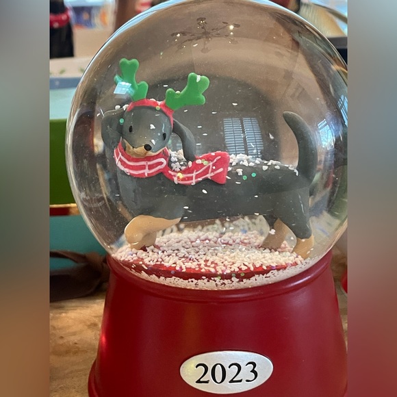 DACHSHUND CHRISTMAS SNOW GLOBE ALSO PLAYS JINGLE BELLS NWT snowglobe - Picture 4 of 8